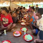 Satgas Yonif 714/SM Koops TNI Habema Berbagi Makanan Bergizi untuk Anak-Anak Papua